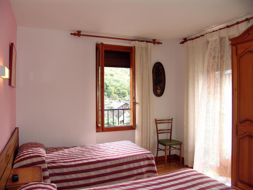 Hostal Pirineos Sarvisé Zimmer foto